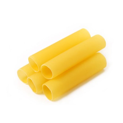 Sechs ungekochte, gelbe Cannelloni-Nudeln liegen auf einem weißen Untergrund.