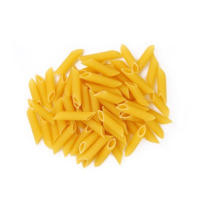 Eine Menge ungekochter, gelber Penne-Nudeln liegt auf weißem Untergrund.
