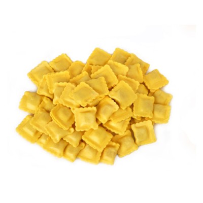 Einige gelbe Ravioli mit gewelltem Rand liegen auf einem weißen Untergrund.