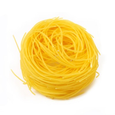 Ein Nest aus ungekochten, dünnen gelben Nudeln liegt auf weißem Hintergrund.