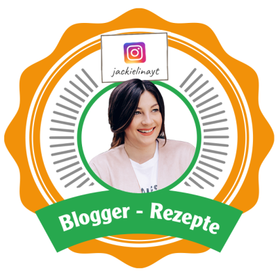 Abzeichen mit orangefarbenem Rand, grünem Band mit Aufschrift „Blogger - Rezepte“ und Instagram-Namen „jackielinayt“.