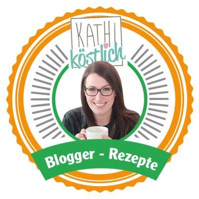 Ein Kreis-Logo mit der Aufschrift „Kathi köstlich“ und „Blogger – Rezepte“ in grüner und weißer Schrift auf orange-grünem Hintergrund.
