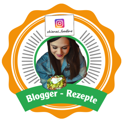 Ein runder Rahmen mit „Blogger - Rezepte“ und einem Instagram-Namen, Bild einer Person verdeckt, vorne ein Avocado-Brot.