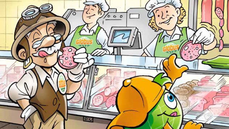 Professor Globus und Globini stehen vor einer Fleischtheke, zwei Mitarbeitende reichen ihnen Wurstscheiben mit GLOBUS-Schürzen.