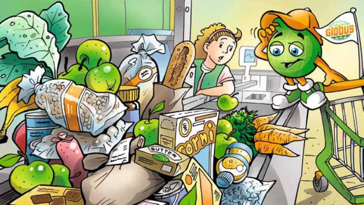 Eine Supermarktkasse mit Lebensmitteln wie Äpfeln, Karotten, Brot, Butter und Globini neben einem grünen Einkaufswagen.