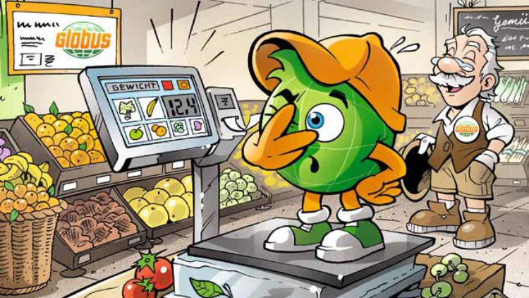 Globini steht mit nachdenklicher Geste auf einer Waage im GLOBUS Obst- und Gemüsebereich, daneben leuchtet das Gewicht 12,4.