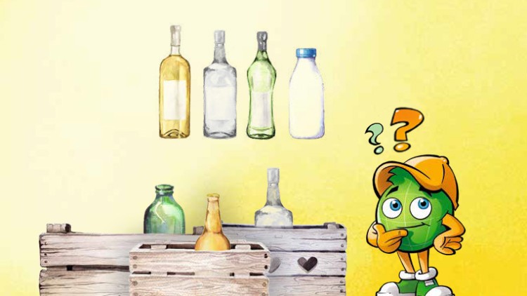 Das grüne Maskottchen Globini steht vor einer Holzkiste und blickt fragend auf Flaschen und eine Milchflasche vor gelbem Hintergrund.
