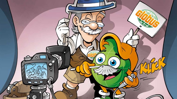 Globini hält ein GLOBUS-Schild, neben ihm steht eine Person mit Schutzhelm, fotografiert von einer Kamera mit Comic-Display.