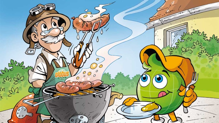 Professor Globus grillt Würstchen an einem Grill, während Globini mit Teller und Gabel daneben wartet.