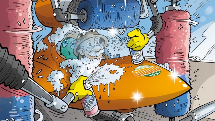 Globini und Professor Globus sitzen in einem orangefarbenen Auto mit GLOBUS-Logo, das in einer Waschanlage gereinigt wird.