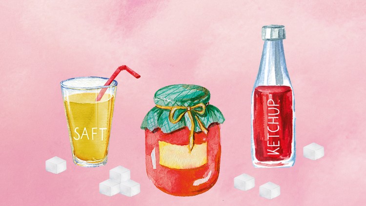 Ein Glas Saft, ein Glasgefäß mit Marmelade und eine Ketchupflasche stehen vor rosa Hintergrund, umgeben von Zuckerwürfeln.