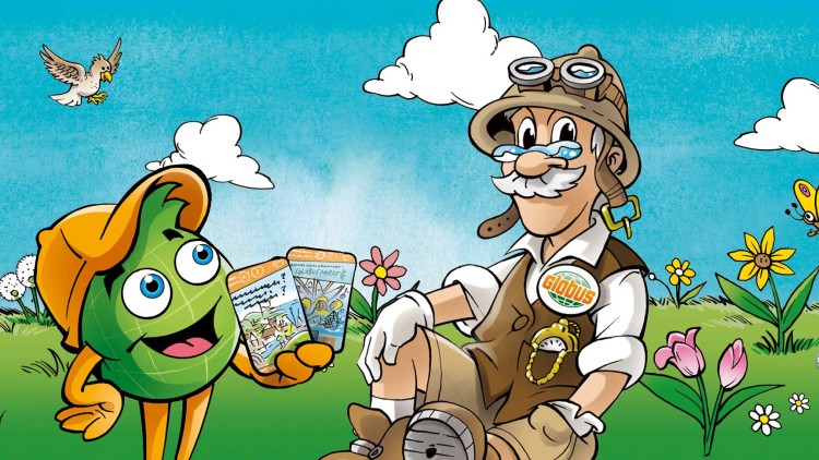 Globini hält Karten mit Illustrationen, Professor Globus sitzt daneben auf einer Wiese mit Blumen, Schmetterlingen und einem Vogel.