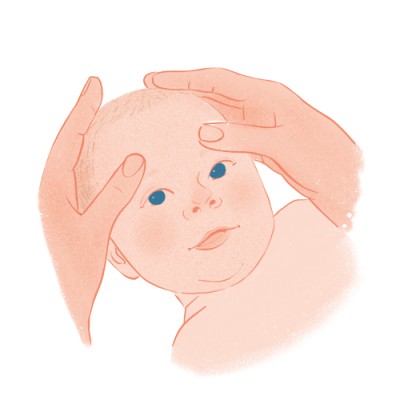 Zwei Hände halten sanft den Kopf eines Babys mit blauen Augen auf einem weißen Hintergrund.