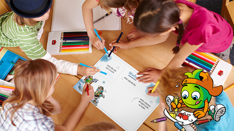 Kinder sitzen an einem Holztisch und malen auf Papier, auf dem Globini und andere Zeichnungen mit Buntstiften abgebildet sind.