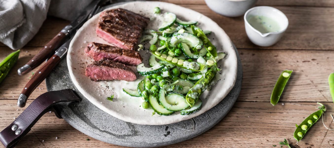 Rumpsteak mit Gurken-Erbsen-Salat
