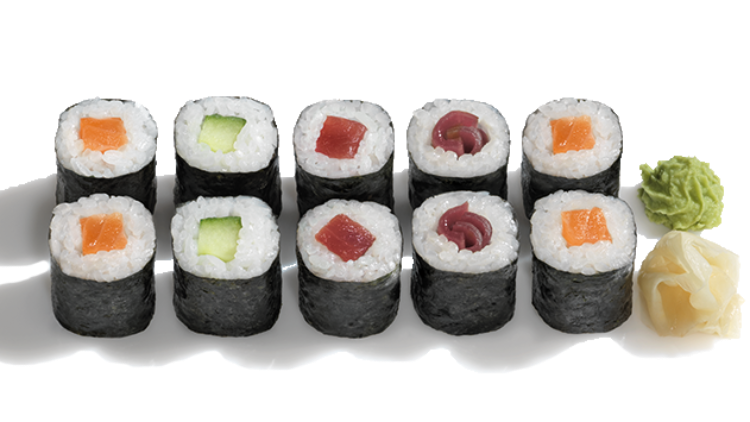 Zehn Sushi-Maki mit Lachs, Gurke oder Thunfisch gefüllt, daneben Wasabi und eingelegter Ingwer auf weißem Hintergrund.