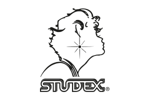 Schwarz-weißes Logo mit dem Profil eines Kopfes, einem glitzernden Punkt am Ohr und dem Schriftzug STUDEX darunter.