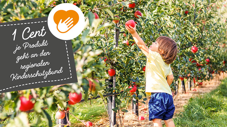 Kind pflückt einen roten Apfel in einem Obstgarten, Text: 1 Cent je Produkt geht an den regionalen Kinderschutzbund.