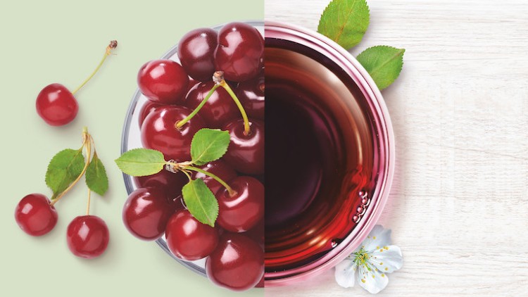 Eine halbierte Darstellung zeigt links frische Kirschen mit Blättern und rechts ein Glas Kirschsaft mit Blüte auf hellem Untergrund.