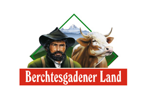 Rotes Logo mit weißem Schriftzug „Berchtesgadener Land“, im Hintergrund eine Kuh und Alpenlandschaft mit grünem Dreieck.