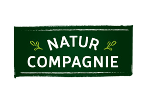 Grünes Rechteck mit weißem Text „NATUR COMPAGNIE“ und zwei kleinen grünen Blättern links und rechts daneben.