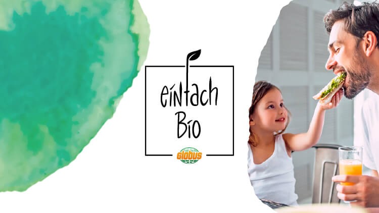 Grüner Farbverlauf links, Schriftzug „einfach Bio“ mit GLOBUS-Logo in der Mitte, rechts Kind mit Orangensaft und Brot.
