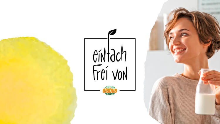 Der Schriftzug „einfach frei von“ mit GLOBUS-Logo steht neben einer Person mit beigefarbenem Pullover und Milchflasche.