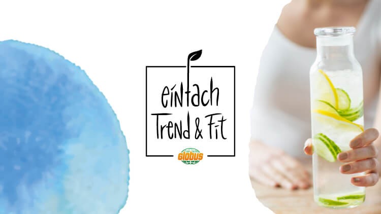 Schriftzug „einfach Trend & Fit“, darunter das GLOBUS-Logo, rechts Hand mit Glasflasche und Wasser, Zitrone, Gurke.
