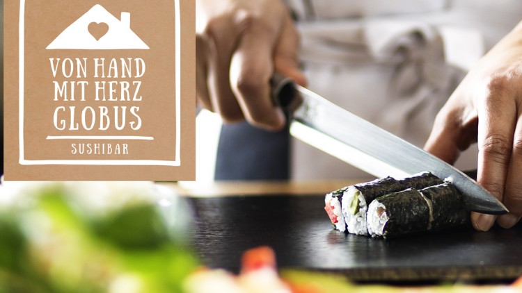 Hände in weißer Kleidung schneiden Sushirollen mit einem Messer, links Text: Von Hand mit Herz GLOBUS Sushibar.