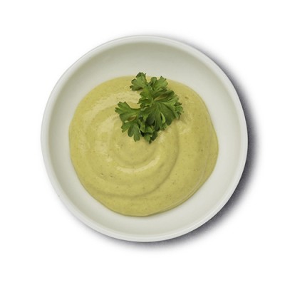 Eine weiße Schale mit cremiger, hellgrüner Sauce, auf der frische Petersilienblätter liegen.