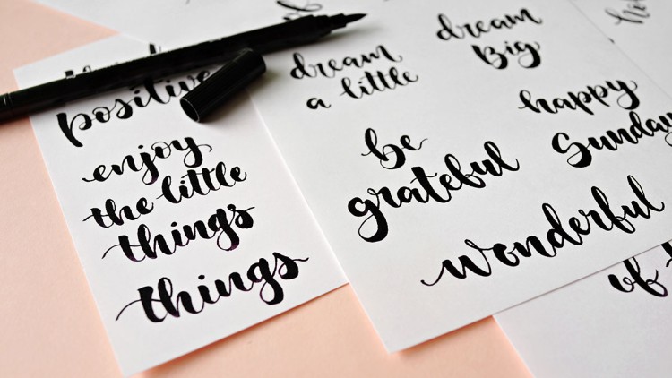 Mehrere weiße Blätter mit handgeschriebenen, schwarzen Schriftzügen wie „be grateful“ und „enjoy the little things“, daneben ein schwarzer Filzstift.
