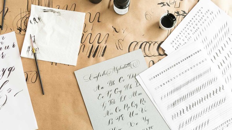 Schreibtischeinstellung mit Papier, Pinseln und Tinte, darauf kalligrafische Übungen und ein Blatt mit dem Titel \