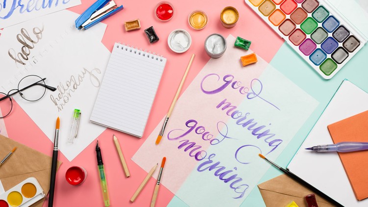 Malutensilien wie Pinsel, Aquarellfarben, Papier und gemalte Schriftzüge wie „hello monday“ und „good morning“ auf hellem Untergrund.