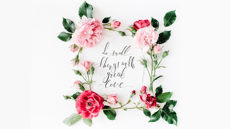 Ein rechteckiger Rahmen aus rosa Blüten und grünen Blättern umgibt den Schriftzug: „do small things with great love“.