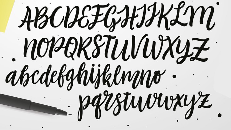 Handschriftliche schwarze Buchstaben des Alphabets in Groß- und Kleinschreibung auf weißem Papier mit schwarzen Punkten.