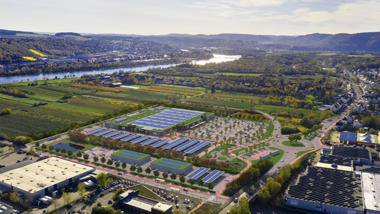 Luftaufnahme eines GLOBUS Marktes mit Solaranlagen auf dem Dach, großem Parkplatz, Grünflächen und umliegender Landschaft.