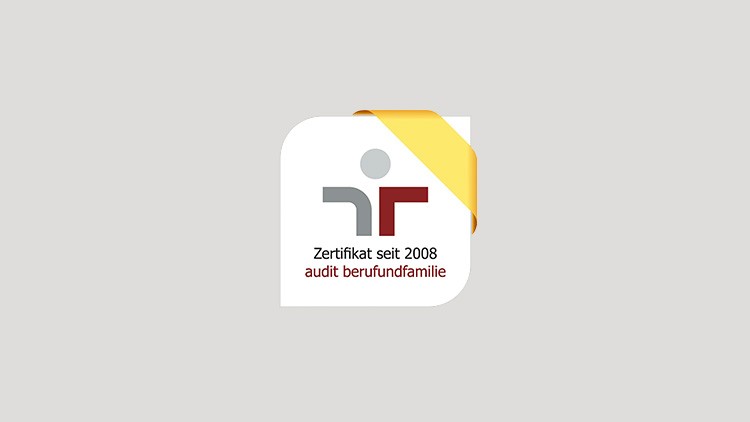 Das Logo zeigt eine gelb-goldene Ecke, stilisierte graue und rote Formen mit Text: „Zertifikat seit 2008 audit berufundfamilie“.