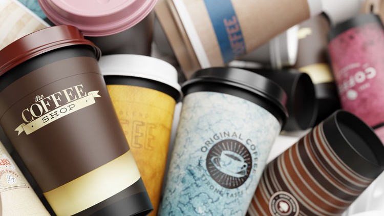 Mehrere bunte Einweg-Kaffeebecher mit unterschiedlichen Designs und Logos liegen ungeordnet aufeinander.