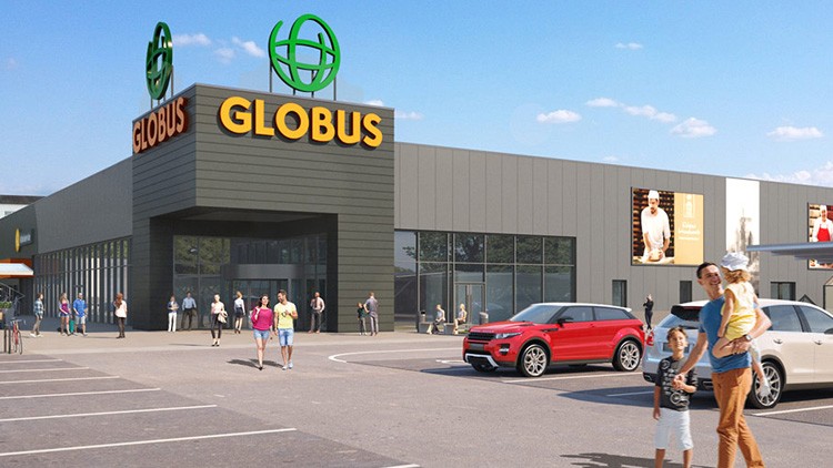 Das GLOBUS Gebäude mit grüner Logo-Kugel, gelbem Schriftzug, Kunden vor dem Eingang und parkenden Autos auf dem Parkplatz.