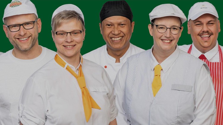 Menschen in GLOBUS- und Arbeitskleidung mit orangefarbenen oder gelben Krawatten und grüner Hintergrund.