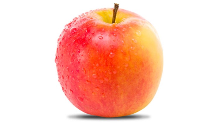 Ein roter Apfel mit gelben Stellen und Wassertropfen auf der Oberfläche liegt auf weißem Hintergrund.