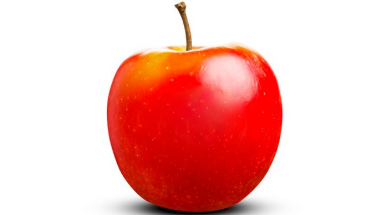 Ein einzelner roter Apfel mit glatter Schale und braunem Stiel vor einem weißen Hintergrund.