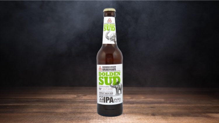 Braune Glasflasche mit weißem Etikett, darauf steht „Dolden Sud IPA“ und eine Illustration eines Elefanten ist zu sehen.