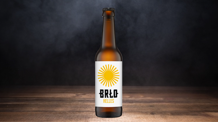 Braune Glasflasche mit weißem Etikett, gelbem Sonnenmotiv und schwarzer Aufschrift BRLO, darunter orange Schriftzug HELLES.