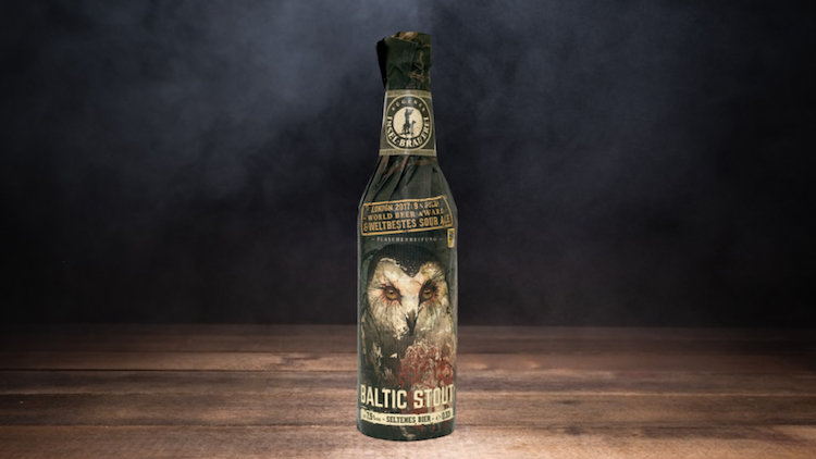 Dunkle Bierflasche mit gestaltetem Papier, darauf eine Eule, der Schriftzug „Baltic Stout“ und Details zur Brauerei.