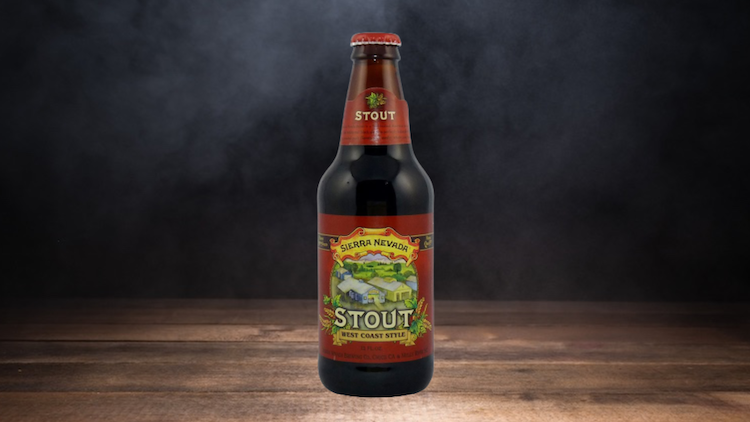 Braune Bierflasche mit rotem Etikett und der Aufschrift „Sierra Nevada Stout West Coast Style“ auf dunklem Hintergrund.