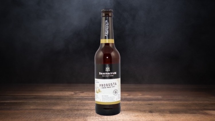 Braune Bierflasche mit schwarzem Etikett \