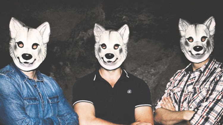 Drei Personen tragen weiße Wolfsmasken, links oben ist ein rotes Wolfskopf-Logo mit der Aufschrift WOLFCRAFT sichtbar.