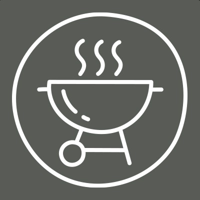 Weiße Grafik eines kugelförmigen Grills mit drei Rauchschwaden auf grauem Hintergrund, umschlossen von einem Kreis.