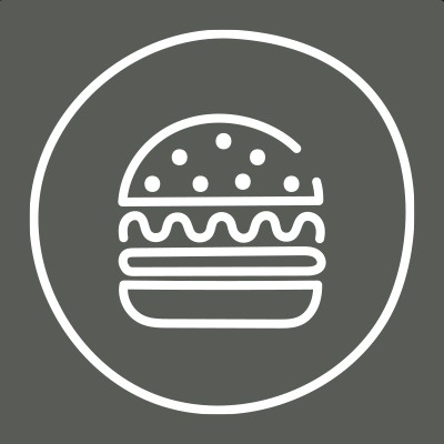 Weißes Icon eines Hamburgers mit Brötchen, Patties und Sauce auf dunkelgrauem, kreisförmigem Hintergrund.